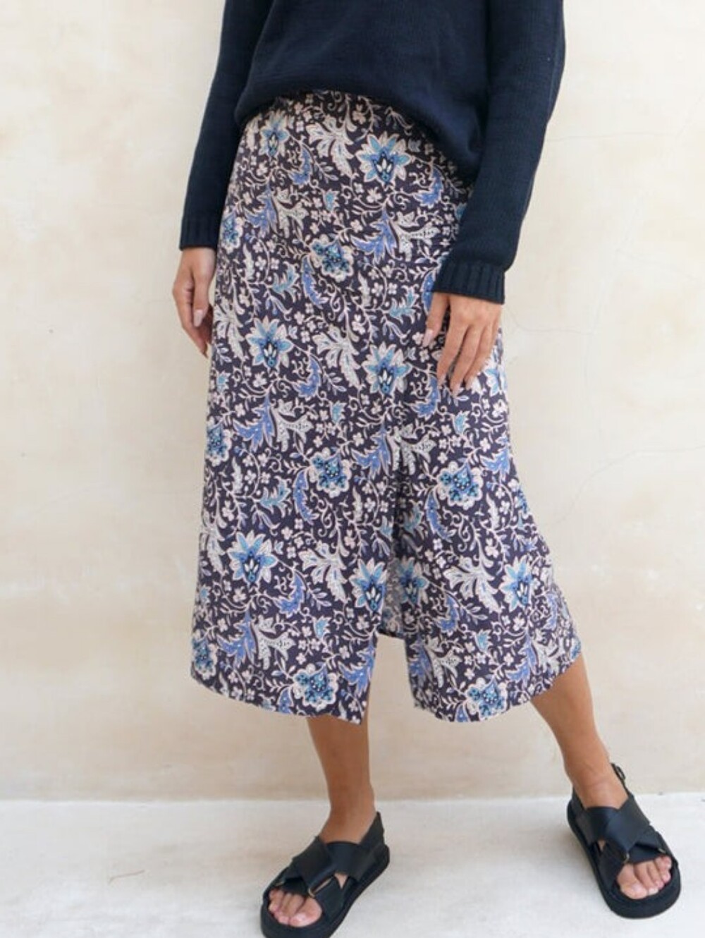 Paneros Avery Front Slit Midi Skirt in Navy Floral Size XL